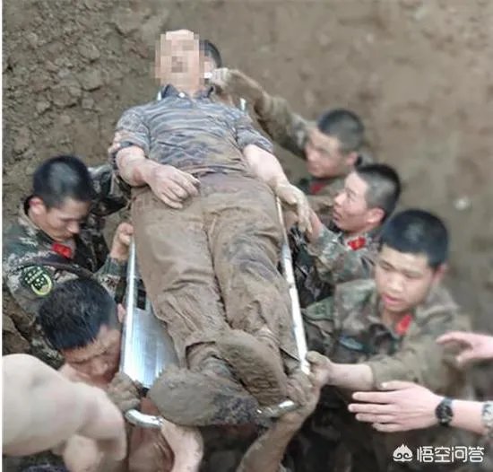 两名工人被垮塌泥土掩埋，50多名武警徒手挖人，你怎么看？