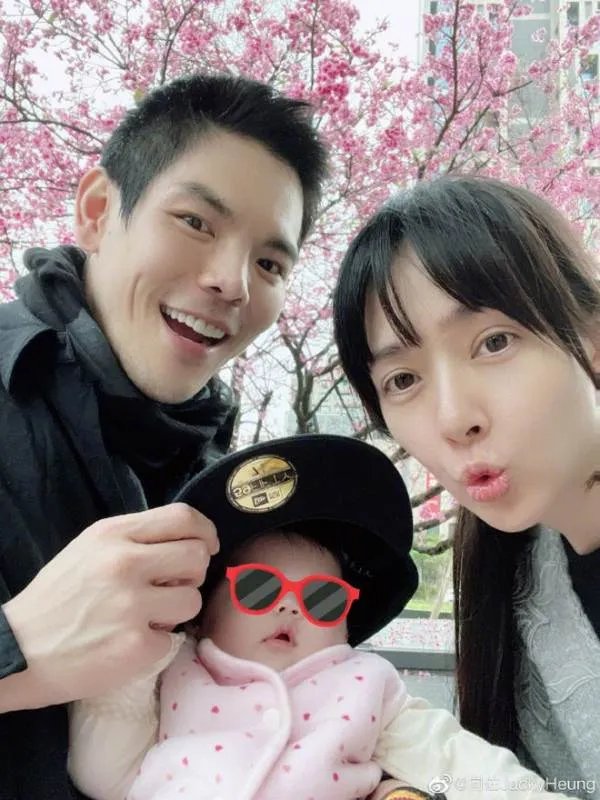 向太携儿子儿媳与友人聚餐，为何郭碧婷表情一脸冷淡？