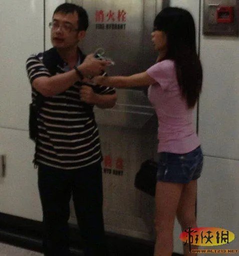 男子因地铁太挤解开女子内衣发泄 称无意骚扰