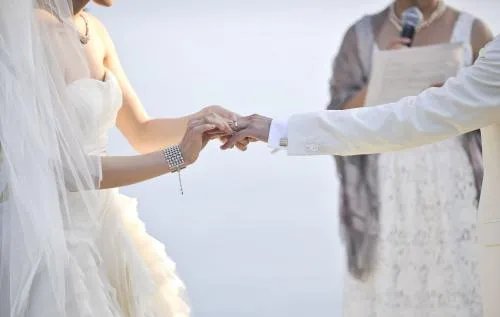 孙女婚礼爷爷奶奶相互搀扶送上戒指,你希望得到这样的祝福吗?