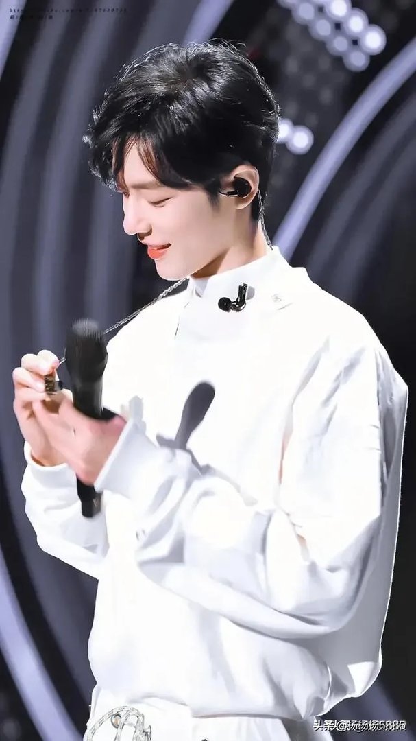 肖战今年可能会参加哪个卫视的跨年演唱会,为什么?