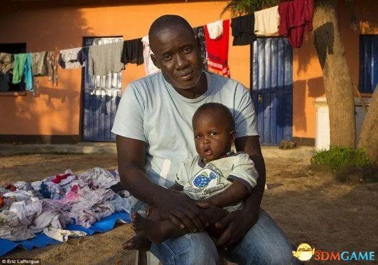 非洲妇女15孩被喂鳄鱼 这里每年300个孩子被处死