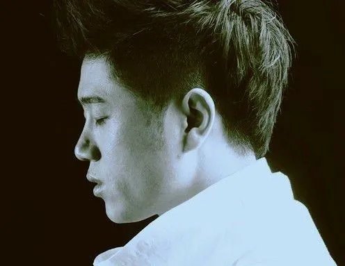 “我是这样一个被爱伤害的男人”一首歌曲里面的歌词，歌名是什么…很悲的一首歌曲。