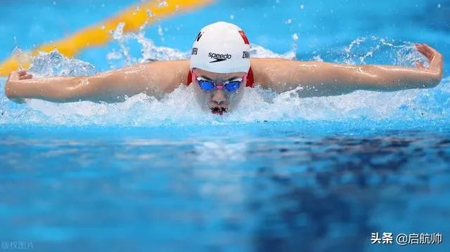 关晓彤晒出与张雨霏合影,两种风情,哪种美更胜一筹?