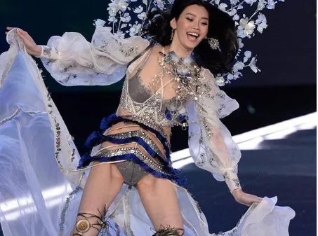 奚梦瑶摔倒的原因？