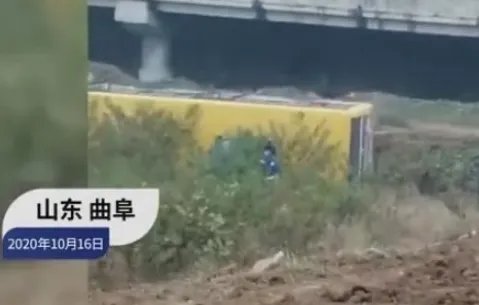 山东曲阜一公交车被追尾侧翻，是否有人员伤亡？