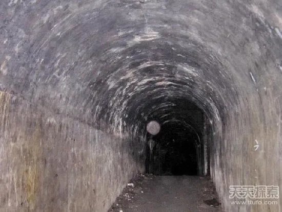 男子挖开神秘地洞 进去发现神秘世界（组图）