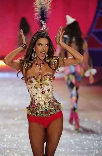 2017维密大秀，超模奚梦瑶不慎摔倒，未来的道路会如何？