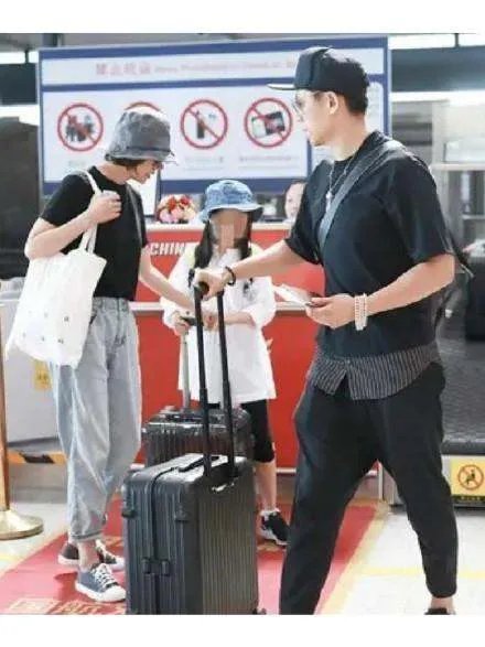袁泉夏雨穿情侣装现身，女儿身高到妈妈肩膀，一家三口怎么那么接地气呢?