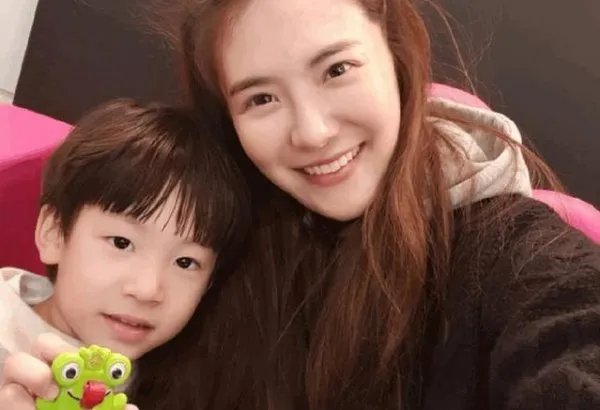 韩女星刘荷娜躺在公公腿上惹争议，是网友管的太宽？还是行为确实不端？