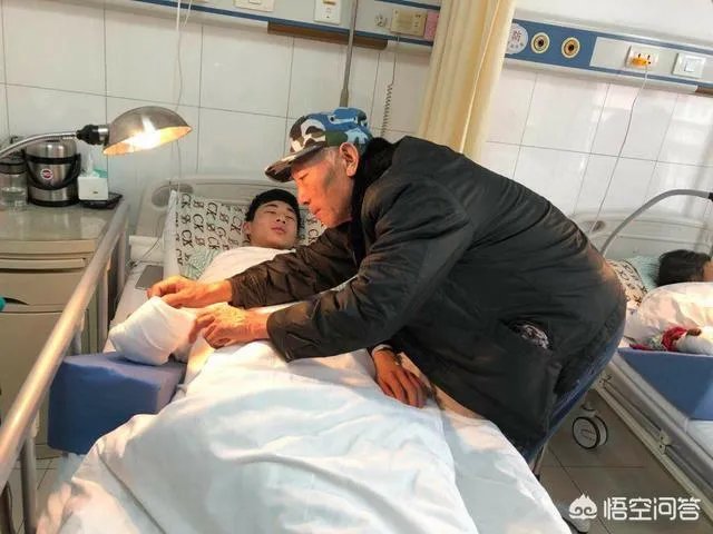 济南小伙跳湖救人受伤住院，被救老人为感恩照料受伤小伙，你怎么看？