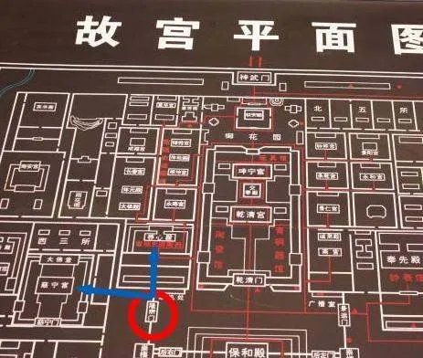 注意了吗？北京故宫匾额上有一根箭，为何200年不摘
