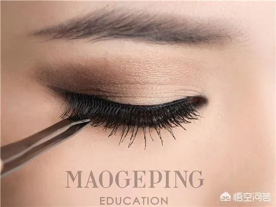 学习化烟熏妆的步骤，清纯优雅的烟熏妆？