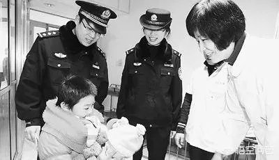 8岁儿子给警察老爸发红包：我用压岁钱，买爸爸一天的陪伴，家庭和工作的时间矛盾如何解决？