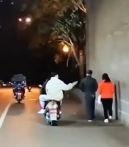 西安警方回应男子向路人泼不明液体：系瓶装饮料！如何严惩这名男子？