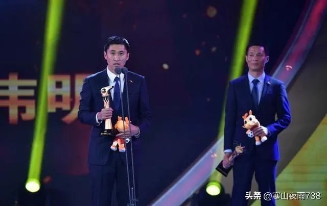 中超联赛裁判一年的年薪有多少钱呢？他们是如何选拔的？