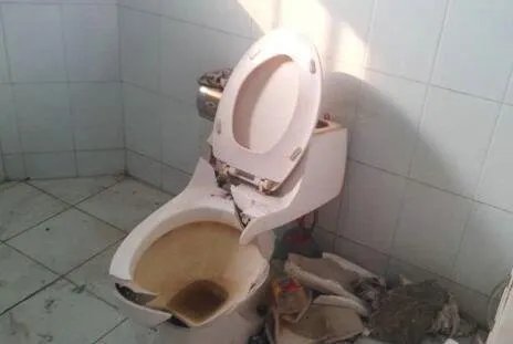 女子上厕所马桶爆裂，使用马桶也会有风险吗？
