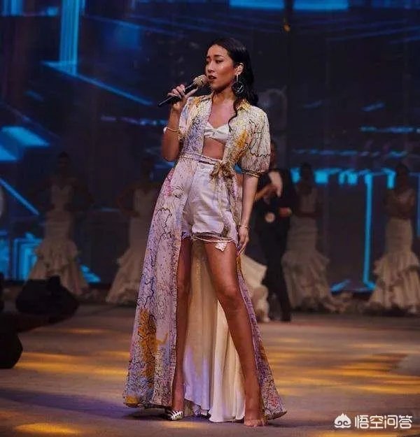 主持节目时高跟鞋掉了怎么办？