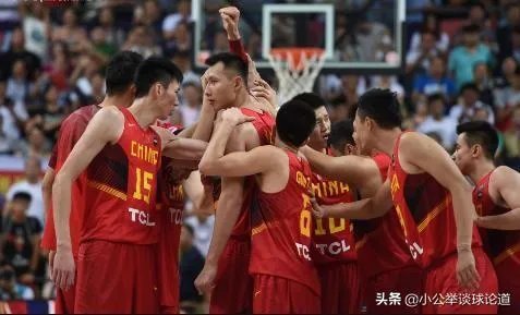 网友翻了郭艾伦和易建联的微博，前者大多是综艺，后者大多是篮球，你怎么看？