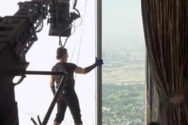 《碟中谍4》汤姆克鲁斯是如何爬迪拜塔的？有何保护措施？