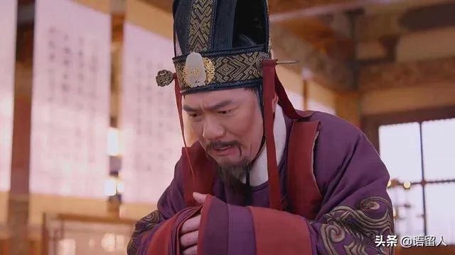 众争取怪珍，玄龄独收人物致幕府，与诸将密相申结，人人愿尽死力，应该如何翻译？