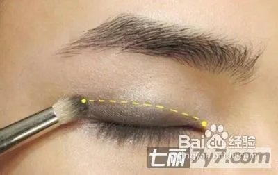 单眼皮女生怎么画眼妆