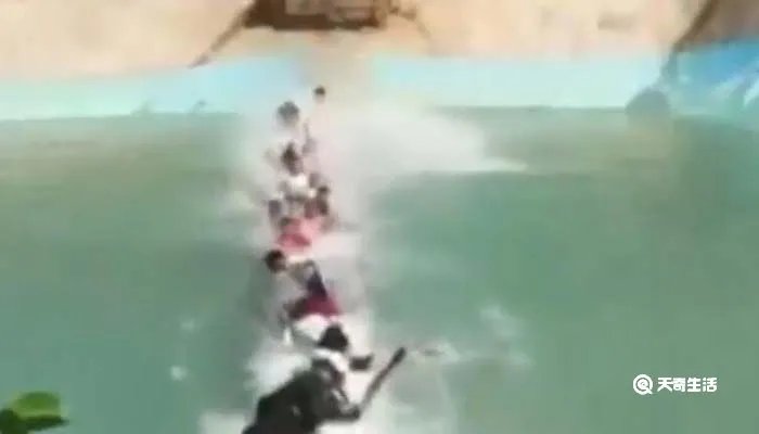 湖南一网红吊桥断裂20余人落水,男孩“神回头”躲过一劫