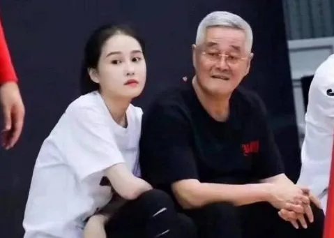 赵本山妻子谈女儿整容，坦言看着很揪心，女儿整容她该不该阻止？