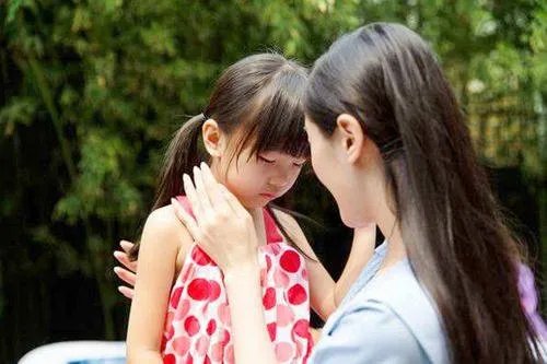 夫妻吵架丈夫欲将1岁娃娃扔桥下，孩子有什么错?