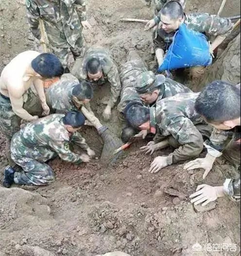 两名工人被垮塌泥土掩埋，50多名武警徒手挖人，你怎么看？