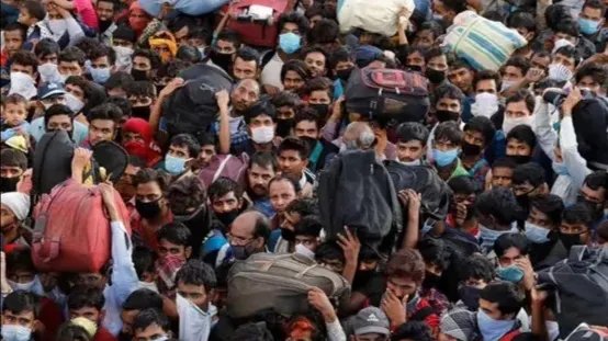 印度女子出门没戴口罩，遭警察当街拖拽殴打，对这起事件你怎么看？