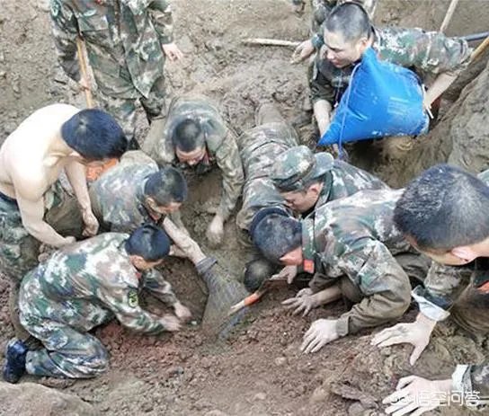 两名工人被垮塌泥土掩埋，50多名武警徒手挖人，你怎么看？