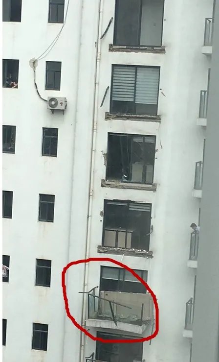 小区阳台集体垮塌是怎么回事？