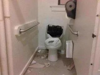 女子上厕所马桶爆裂，使用马桶也会有风险吗？