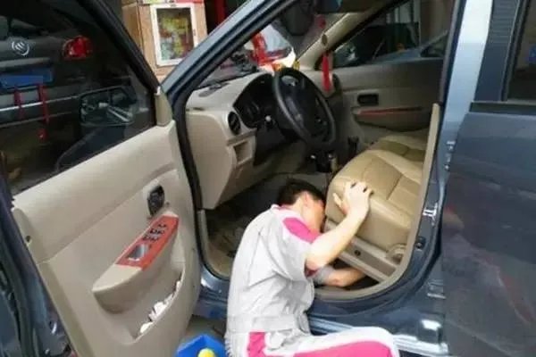 男子买到二手车 翻开座垫后惊呆了（图）