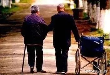 老公很懒，从不主动做家务，该不该离婚？