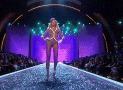 2017维密大秀，超模奚梦瑶不慎摔倒，未来的道路会如何？