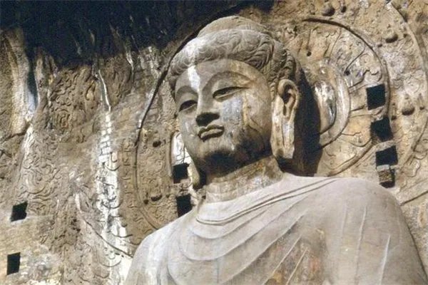 洛阳龙门石窟佛像被游客摸出包浆，随意摸文物会对文物造成什么不良影响？