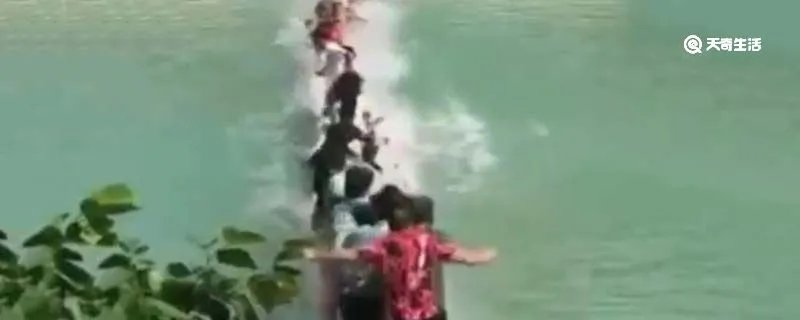 湖南一网红吊桥断裂20余人落水，男孩“神回头”躲过一劫