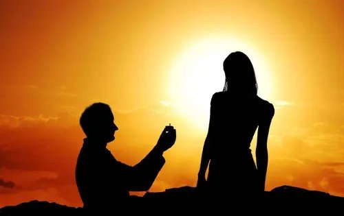 军训求婚攻略  求婚哪个膝盖跪地