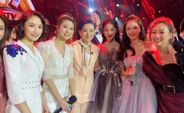 领诵员冯琳一夜成名,昔日被上海台主持人比赛淘汰未来何去何从,你怎么看?