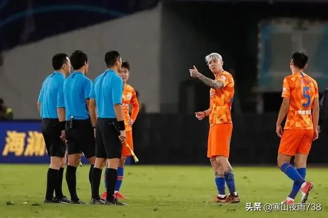 中超联赛裁判一年的年薪有多少钱呢？他们是如何选拔的？