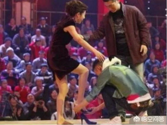 主持节目时高跟鞋掉了怎么办？