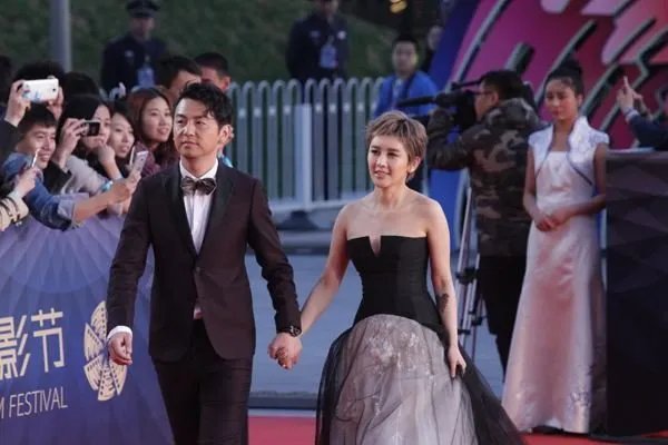 张萌走红毯脱外套暖贴掉落在地，为何走红毯女明星不穿厚一些呢？