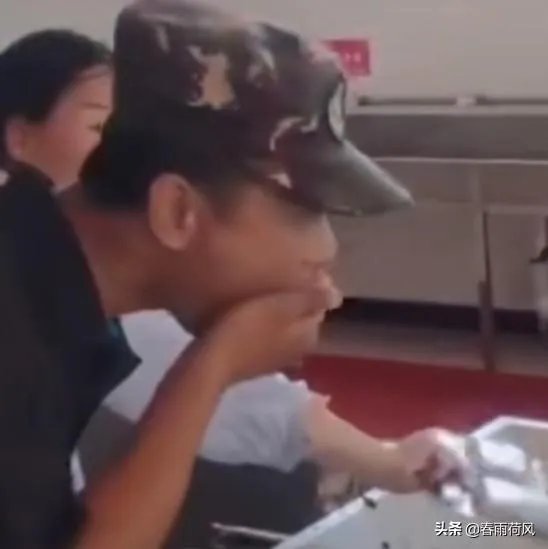 军训教官手抓学生剩饭当场吃掉，对此你有什么感想？