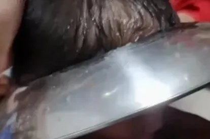 男孩脑袋卡进锅盖取不下来，消防员是如何帮忙的？