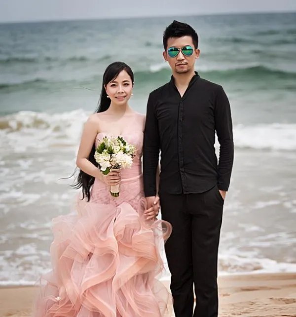 草帽姐卖惨被批炒作，嫁初恋的王二妮如今咋样？