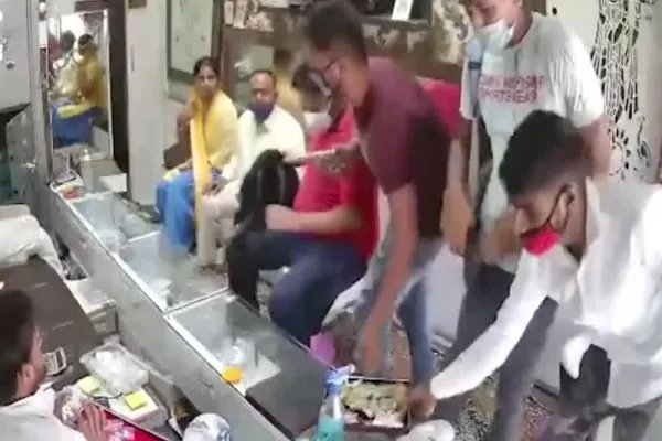 男子先消毒双手后抢劫，究竟是怎么回事？