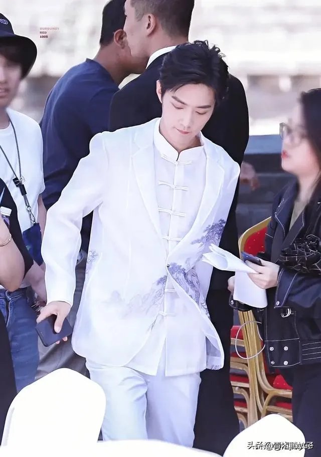 对肖战的新歌《光点》,你怎么评价?