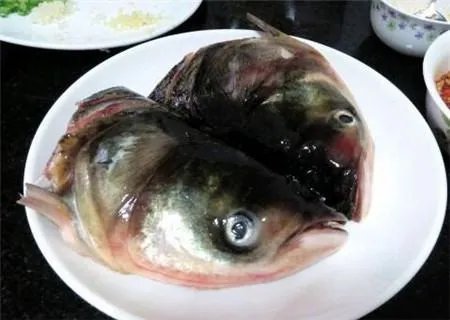 一把刀一个辣椒一个鱼一个头打一菜名